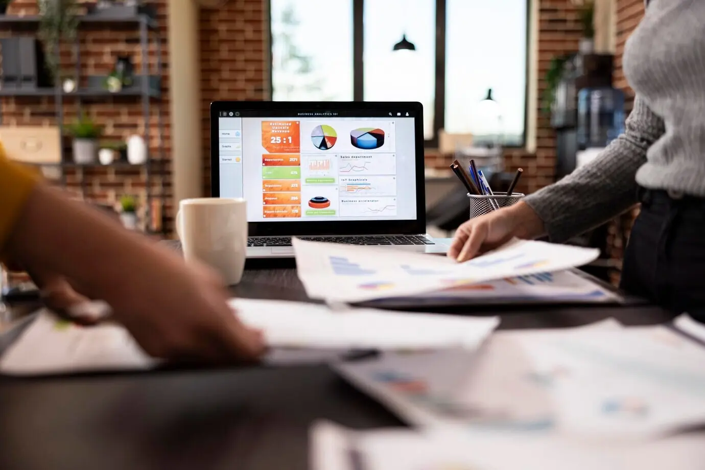 Ноутбук, на котором отображается бизнес-аналитика