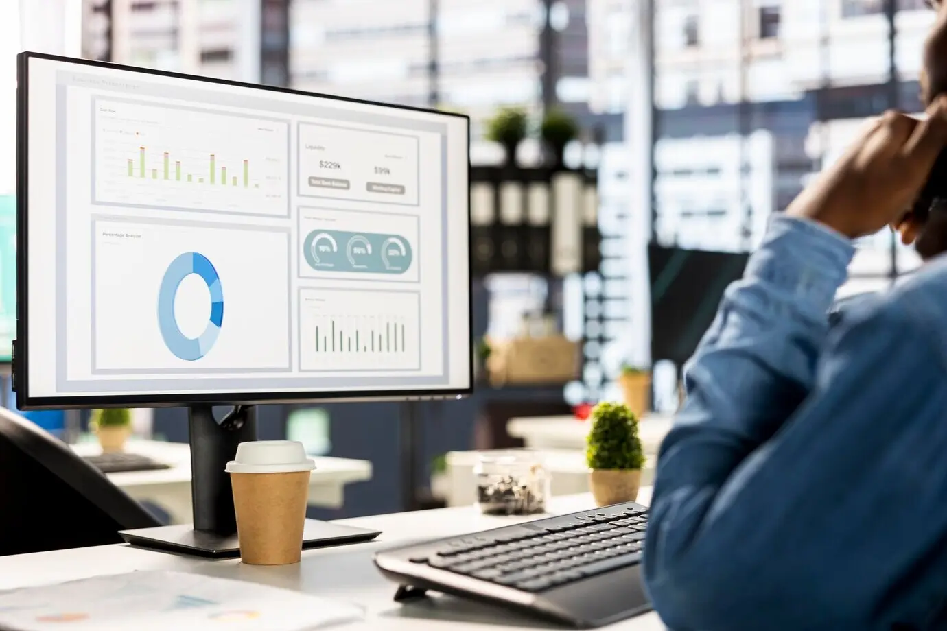 Бизнесмен изучает инфографику и показатели эффективности.